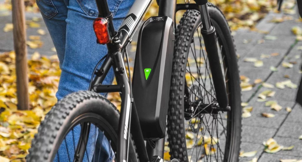 ¿Por qué la bicicleta eléctrica es cada vez más popular? Es simple: nos permite recorrer una determinada distancia con menos esfuerzo.